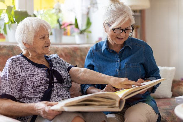Memory Care vs. Assisted Living: Which Does Mom Need?